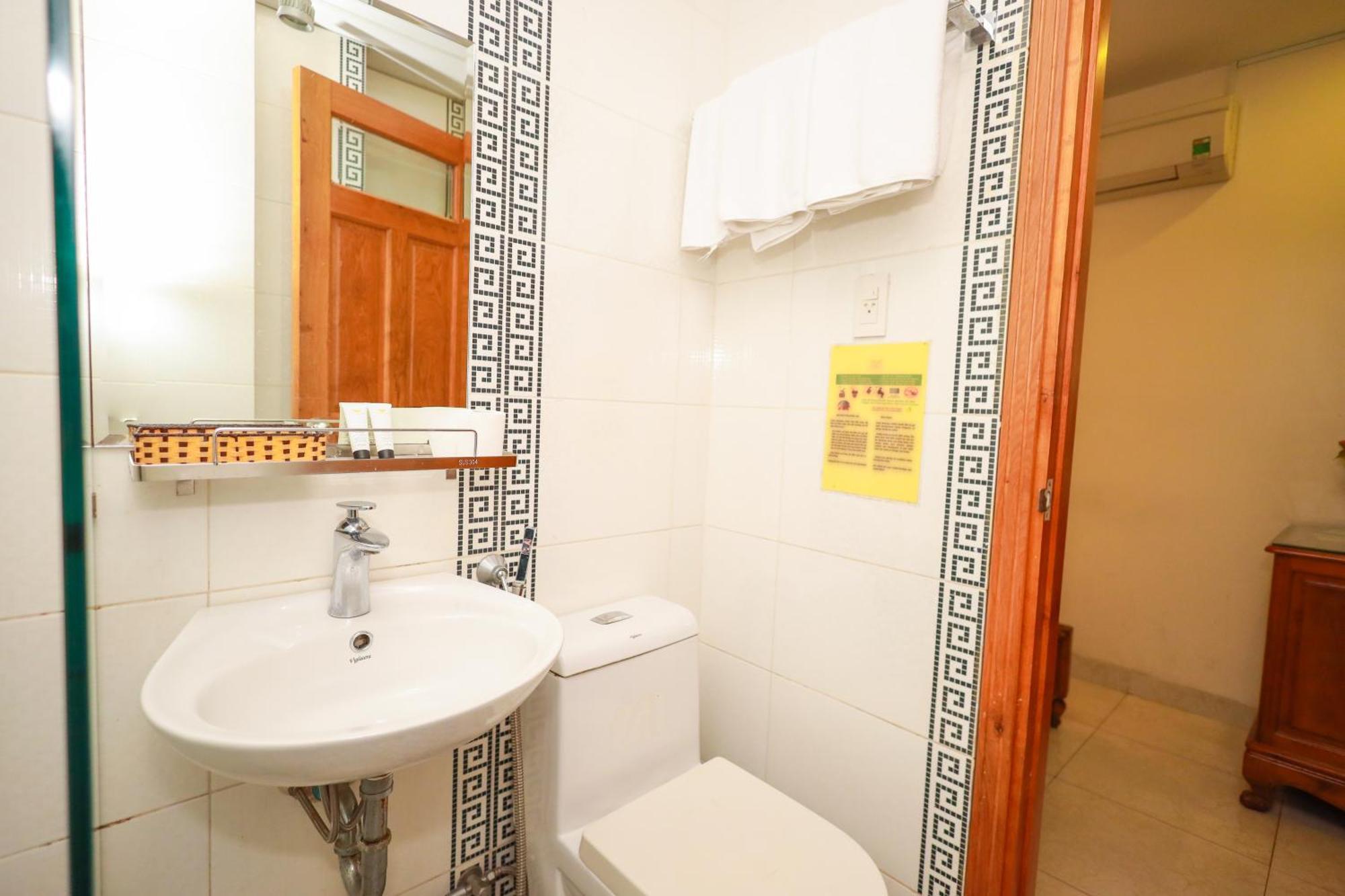 Sazi Erato Airport Hotel 2*