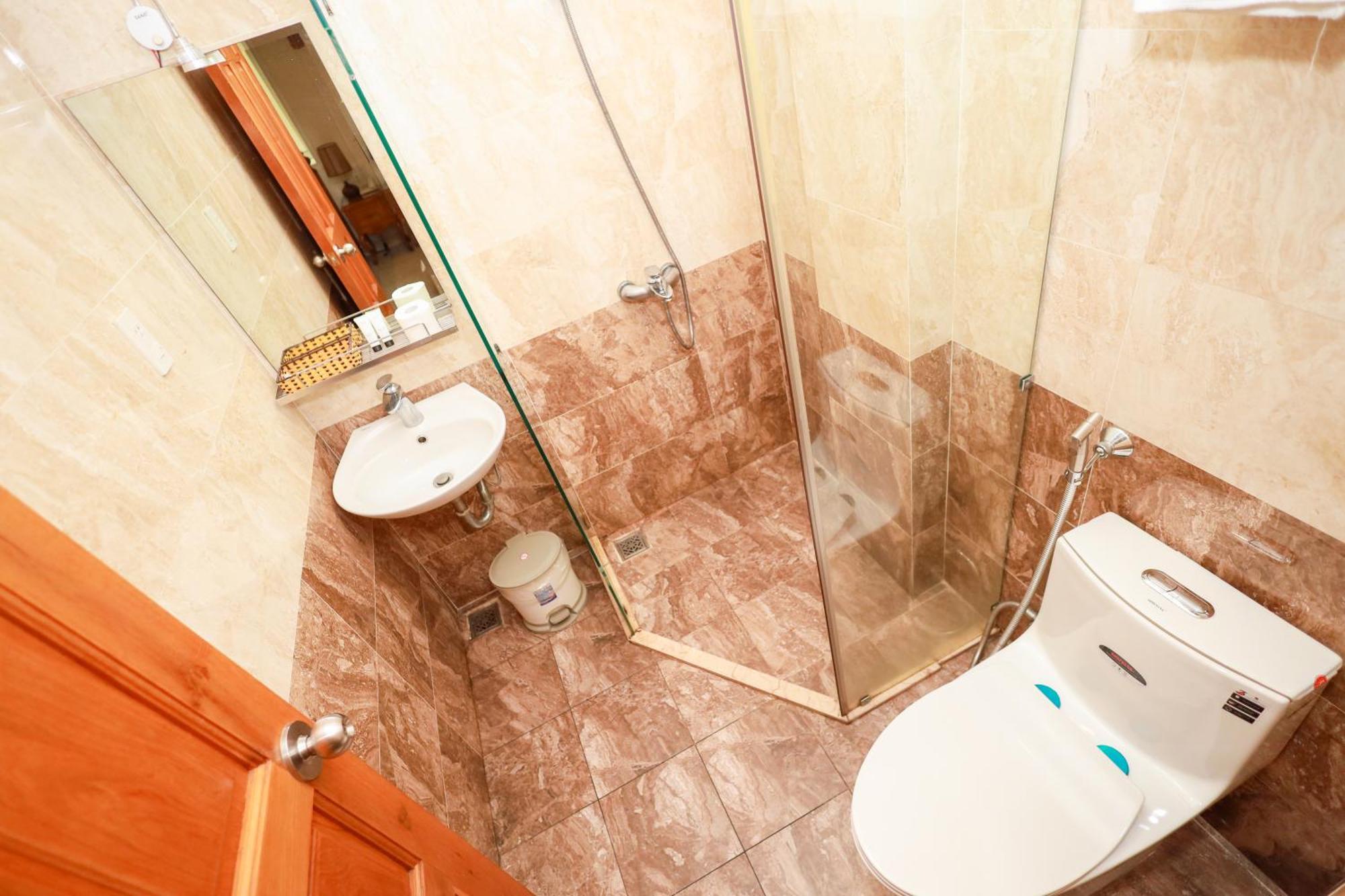 Sazi Erato Airport Hotel 2*
